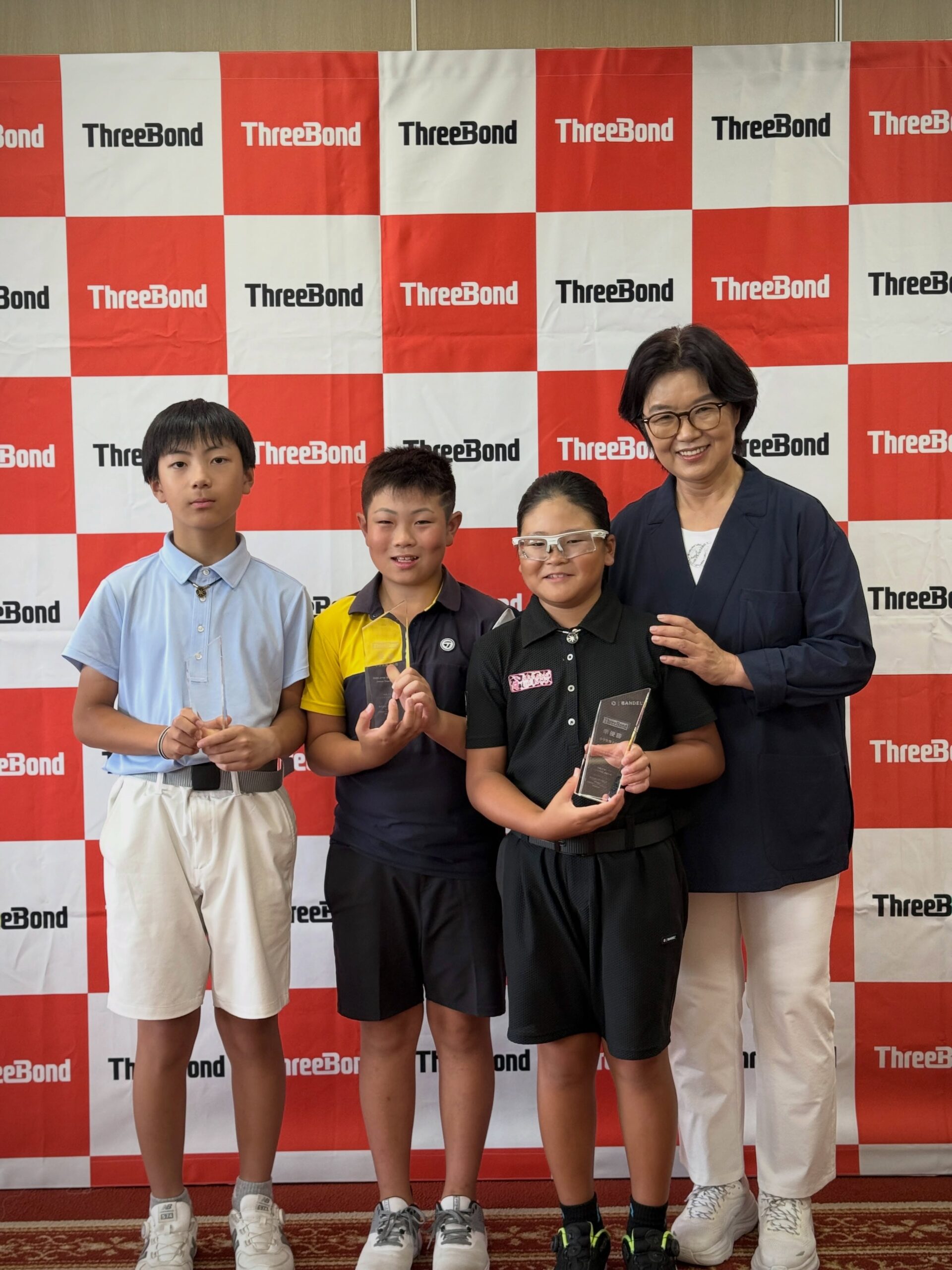 第11回 申ジエ&スリーボンド ジュニアトーナメント2026の表彰式で申ジエ選手らと写る荒砂士道