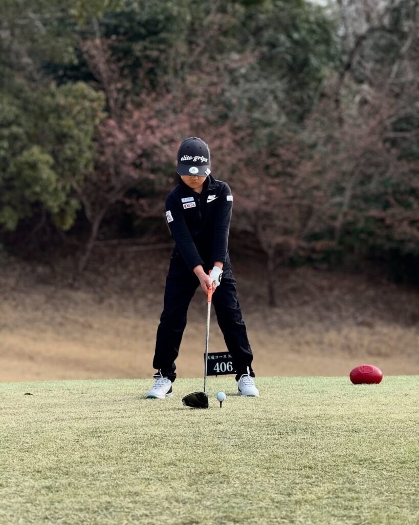 石川遼カップ決勝大会2025でティーショットを打つ荒砂士道