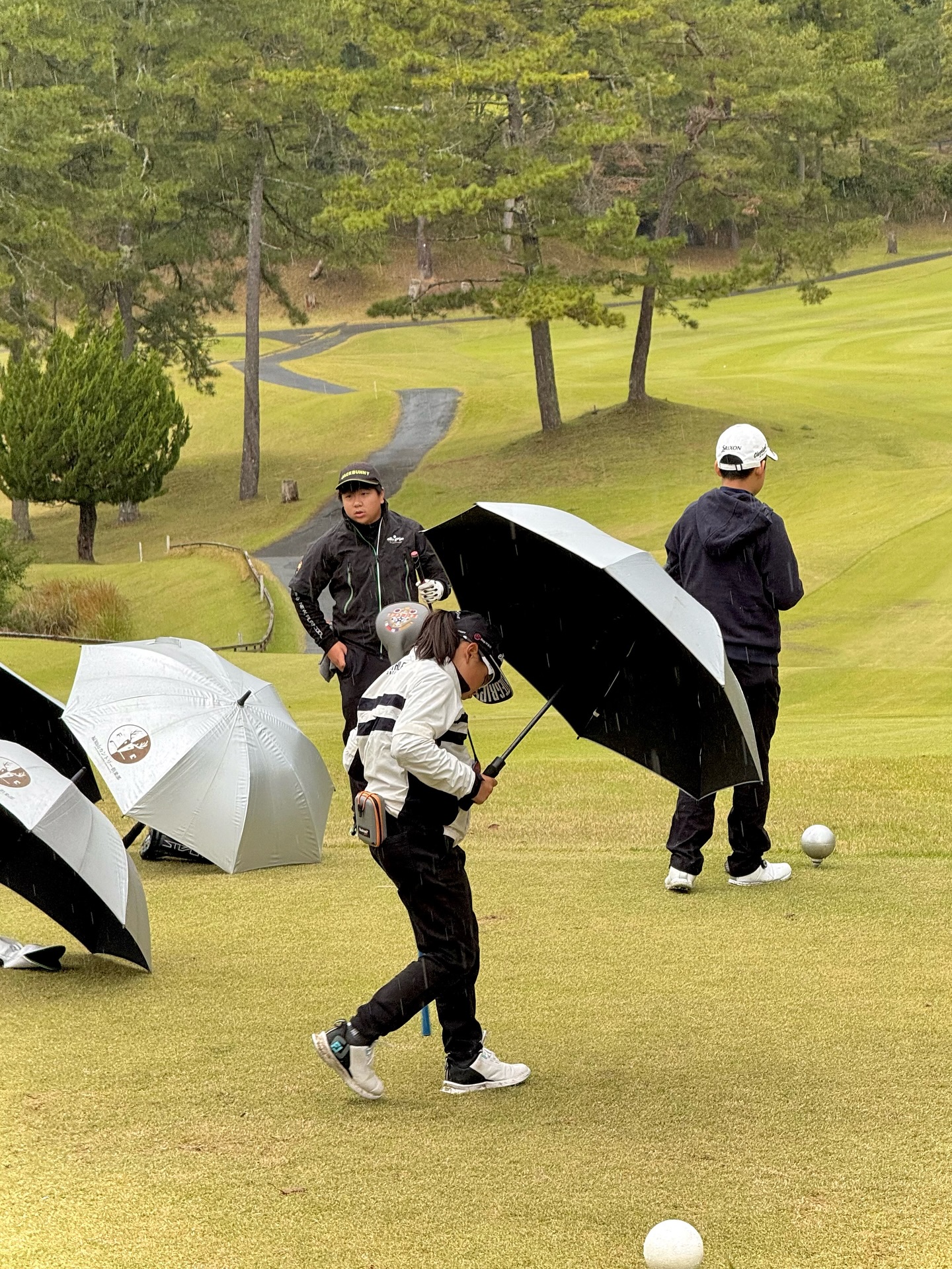 雨の石川遼カップ京都大会2025でラウンドする荒砂士道