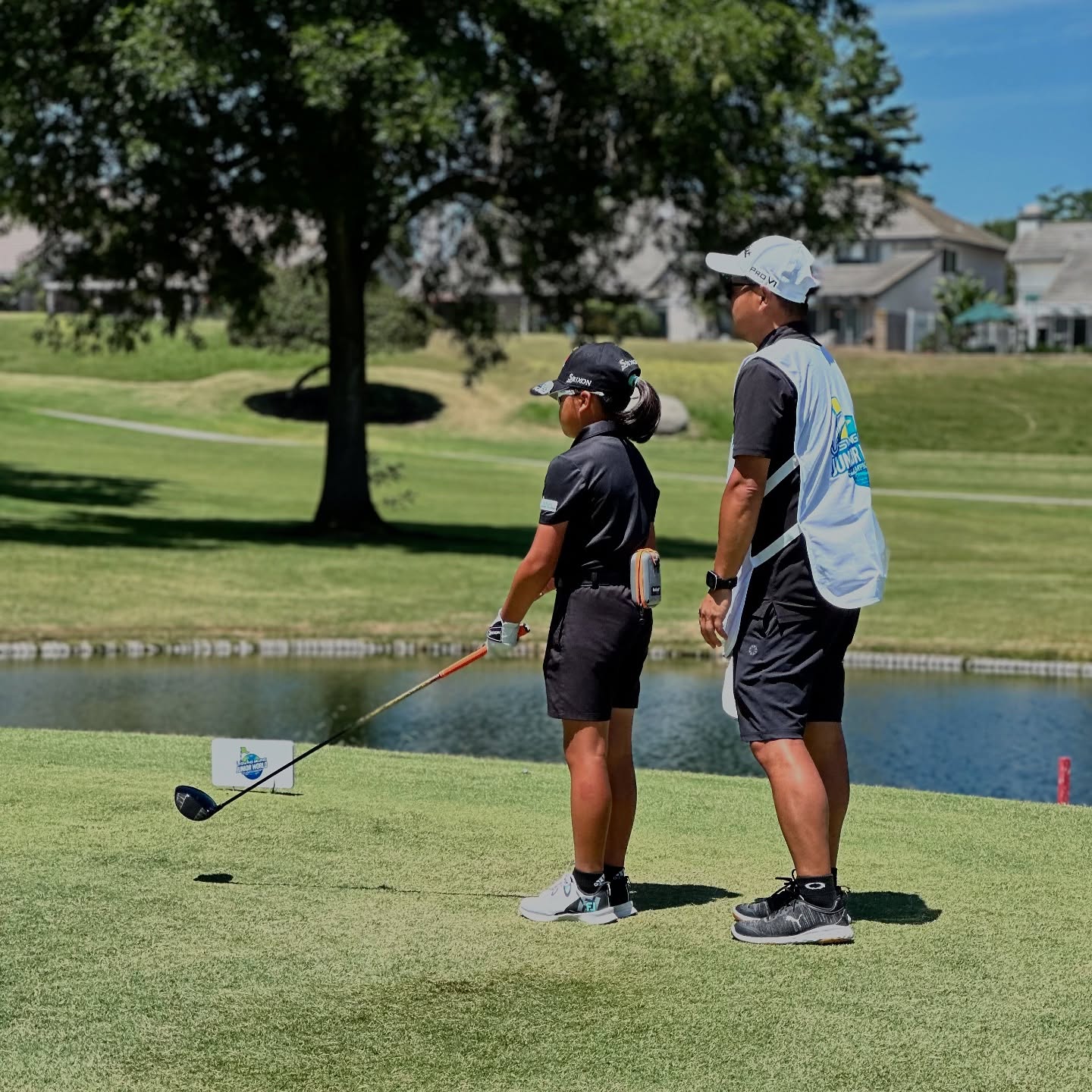 2025 USWING MOJING Junior World Championshipsでプレーする荒砂士道と父キャディ