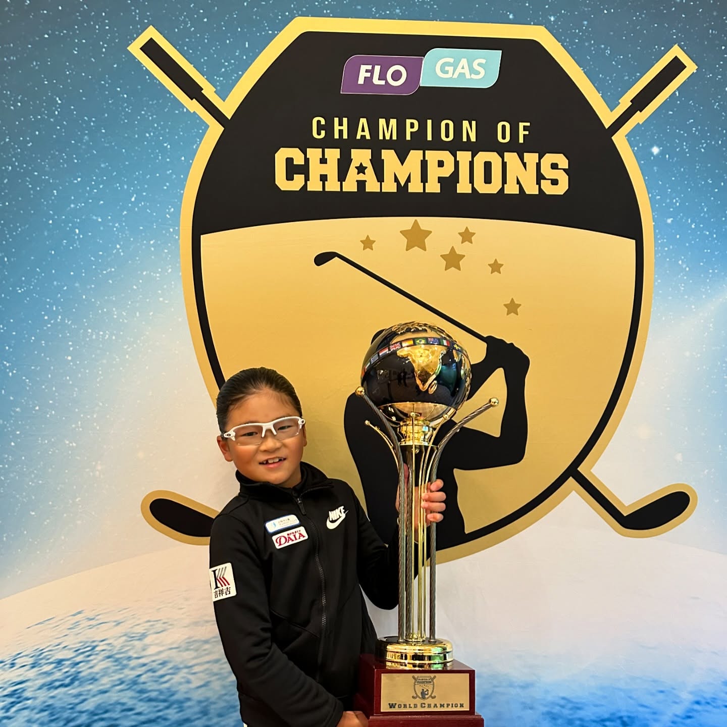 Champion of Champions World Championship 2024で優勝トロフィーを持つ荒砂士道