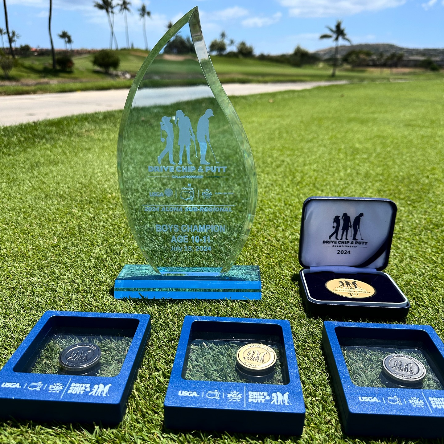 Drive, Chip and Putt Aloha Sub-Regional Qualifierで獲得したトロフィーとメダル