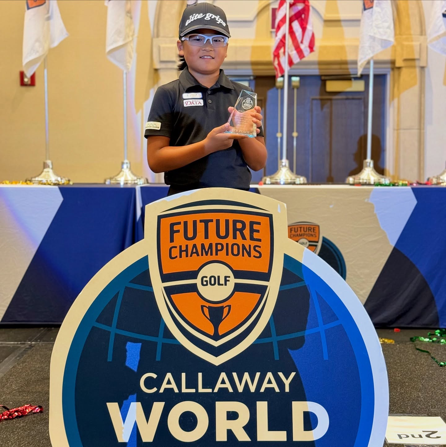 FCG Callaway World Junior Golf Championship 2025で5位のトロフィーを持つ荒砂士道