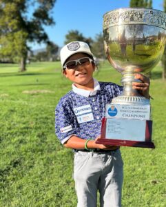 FCG International Junior Golf Championship 2023の優勝トロフィーを持つ荒砂士道