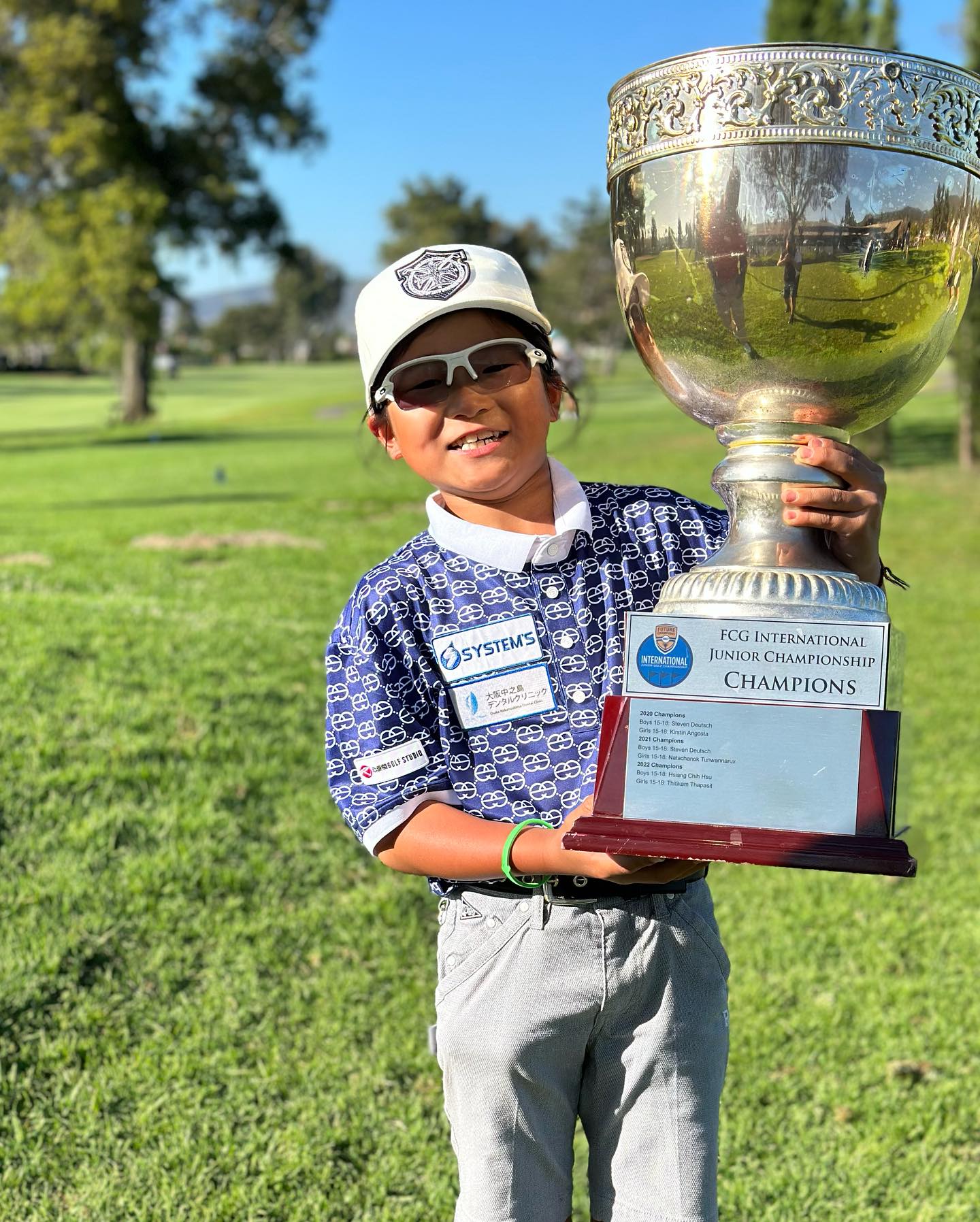 FCG International Junior Golf Championship 2023の優勝トロフィーを持つ荒砂士道