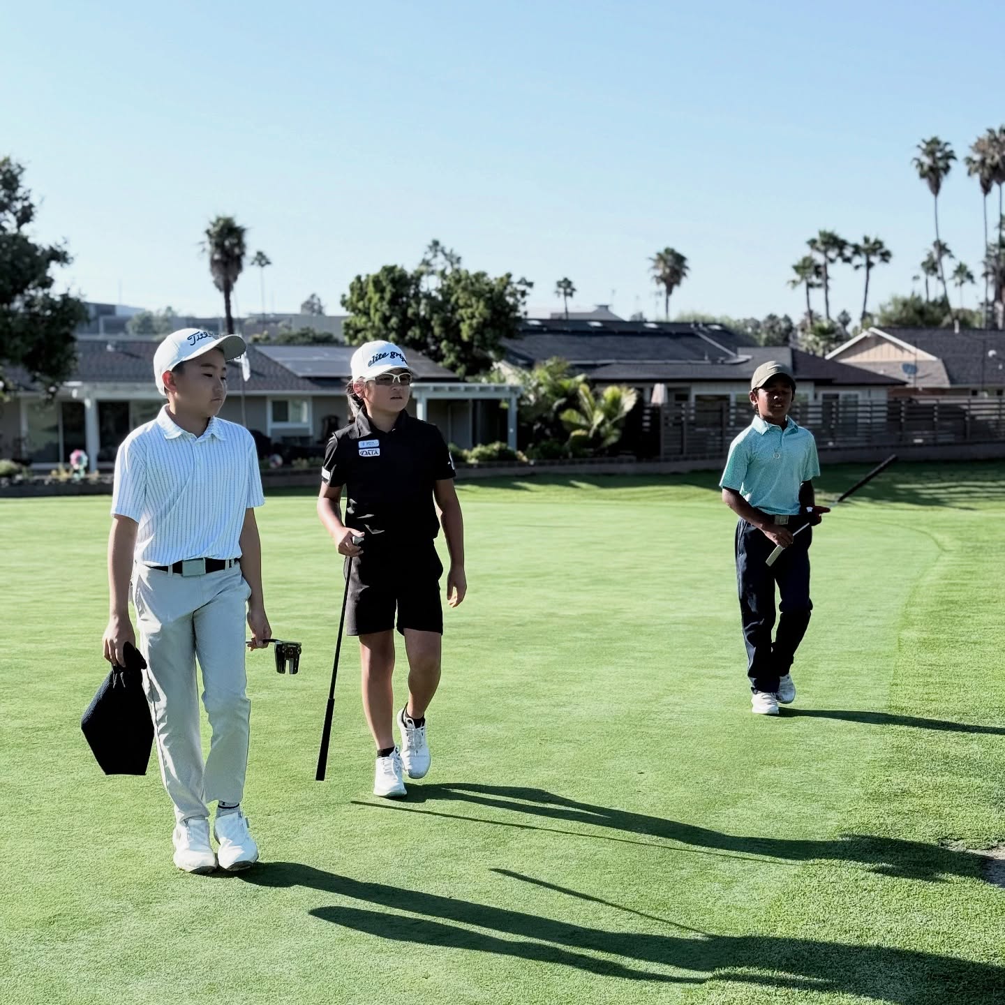 FCG International Junior Golf Championshipで同組の選手とグリーンを歩く荒砂士道