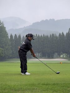 JOYX OPEN 2026予選会で雨の中ティーショットを打つ荒砂士道