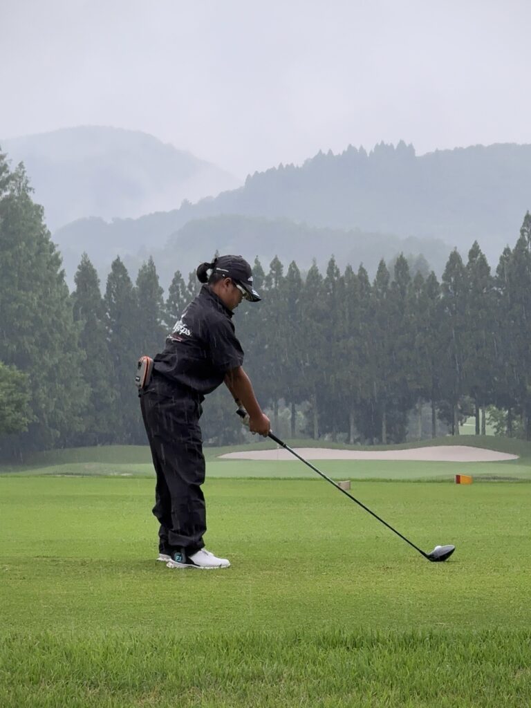 JOYX OPEN 2026予選会で雨の中ティーショットを打つ荒砂士道