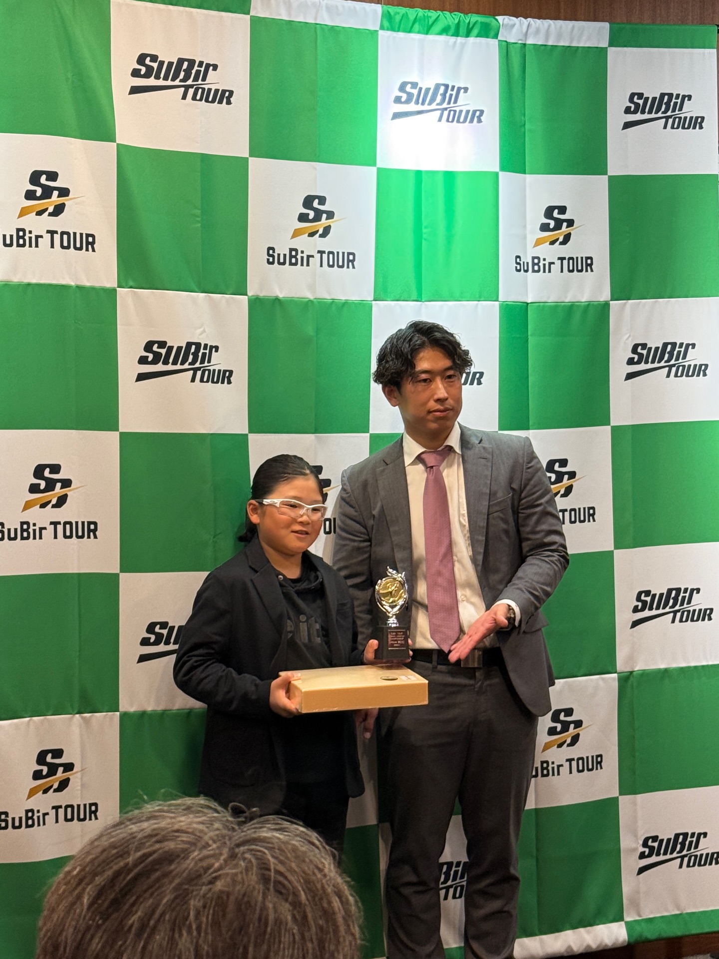 KISHIKAI LOGISTICS CHAMPIONSHIPの表彰式でトロフィーを受け取る荒砂士道