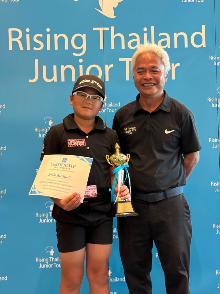 Rising Thailand Junior Tour 2026 2nd Matchの優勝トロフィーと証書を持つ荒砂士道