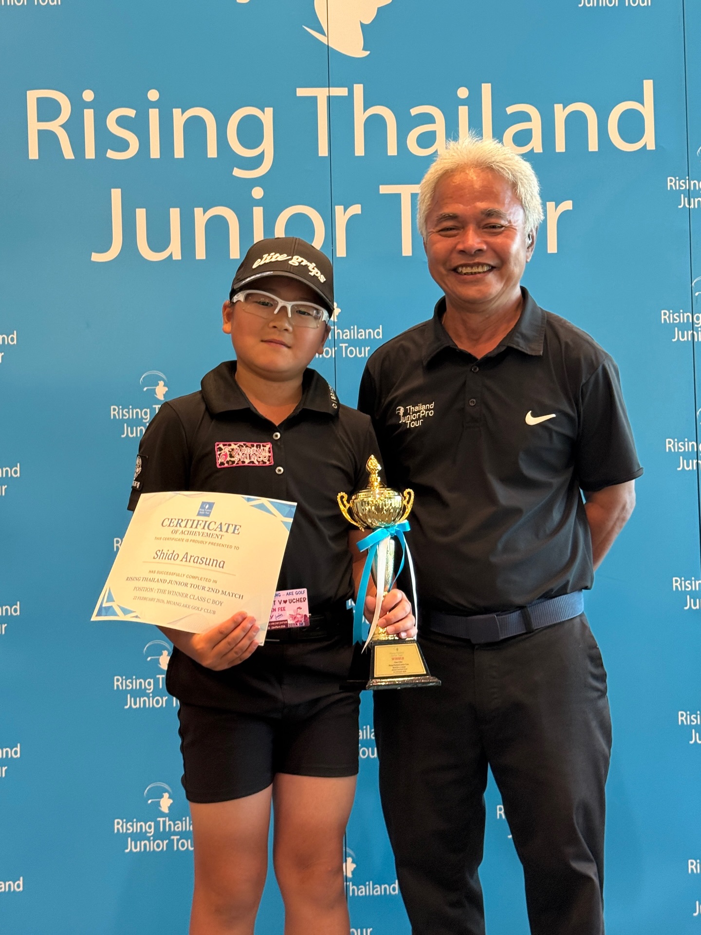 Rising Thailand Junior Tour 2026 2nd Matchでトロフィーと賞状を持つ荒砂士道