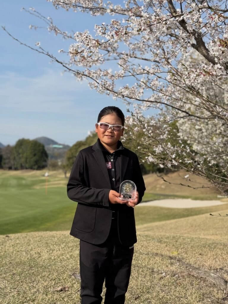 大阪府U-15ジュニアゴルフ大会で優勝トロフィーを持つ荒砂士道
