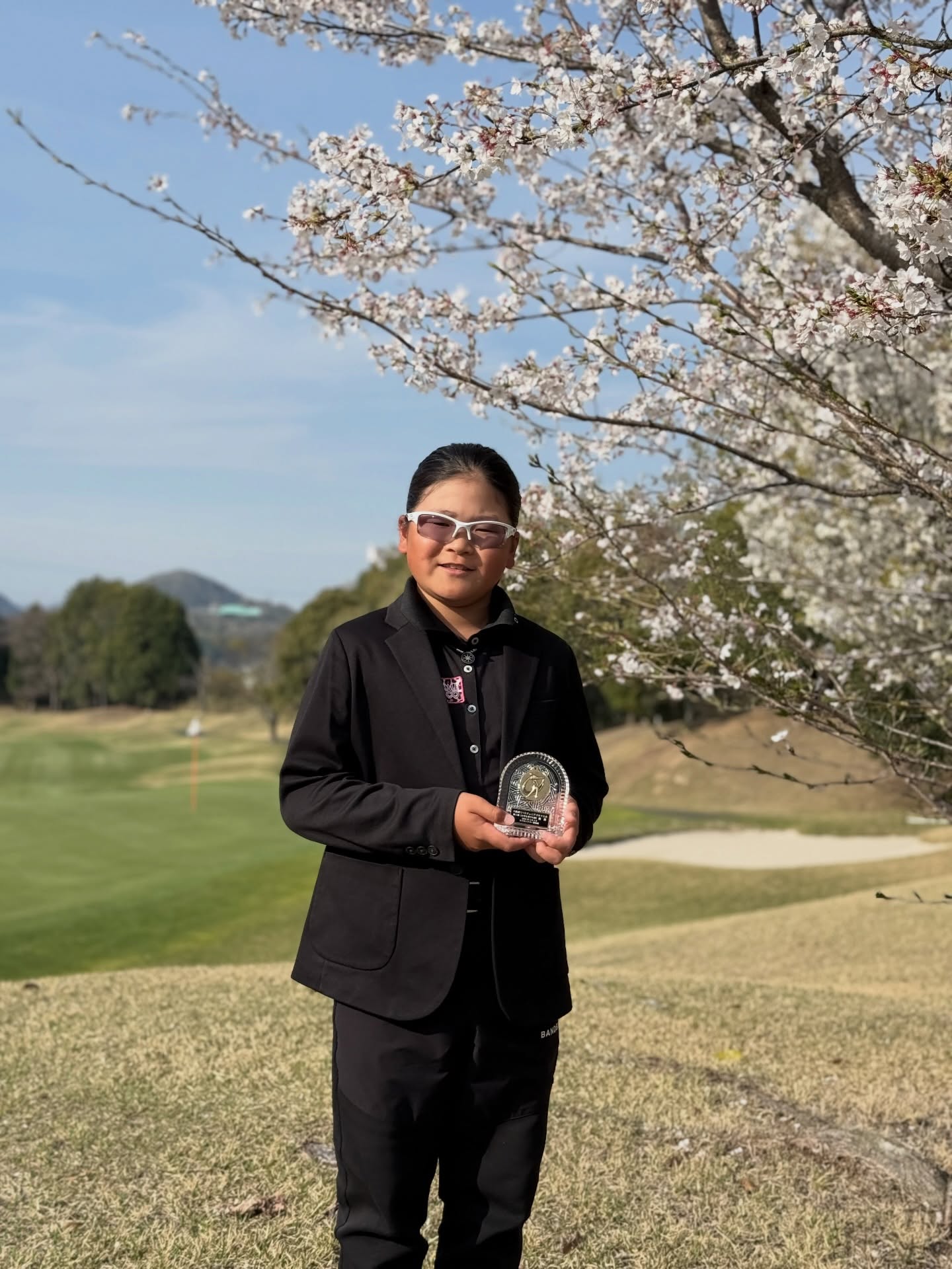 大阪府U-15ジュニアゴルフ大会で優勝トロフィーを持つ荒砂士道