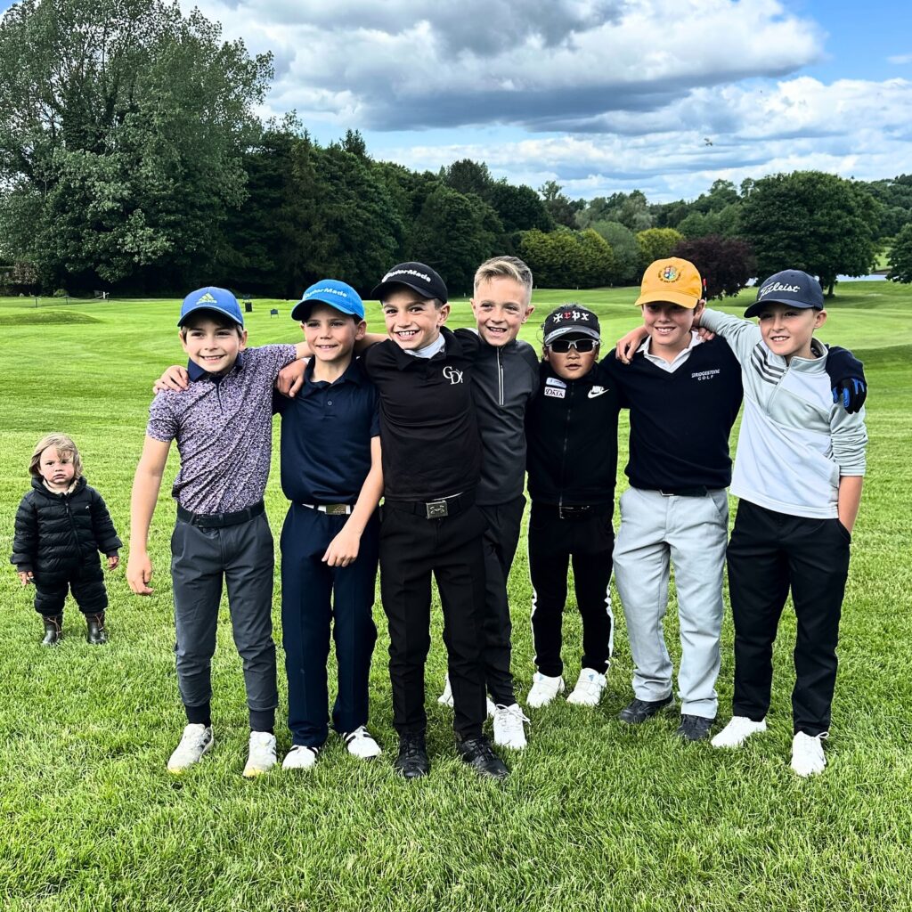 U.S. Kids Golf European Championship 2024最終日に出場選手と並ぶ荒砂士道