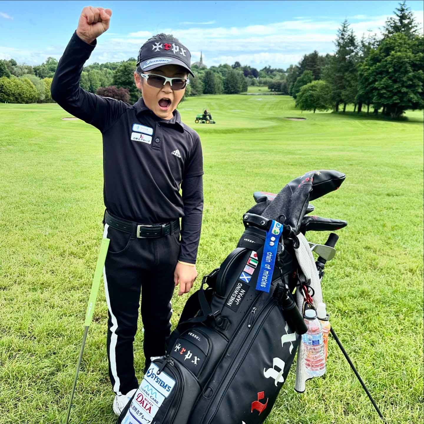U.S. Kids Golf European Championship 2024最終日、コースでガッツポーズする荒砂士道