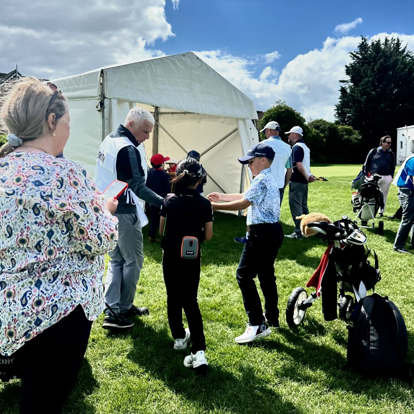 U.S. Kids Golf European Championship 2024最終日に出場選手と交流する荒砂士道