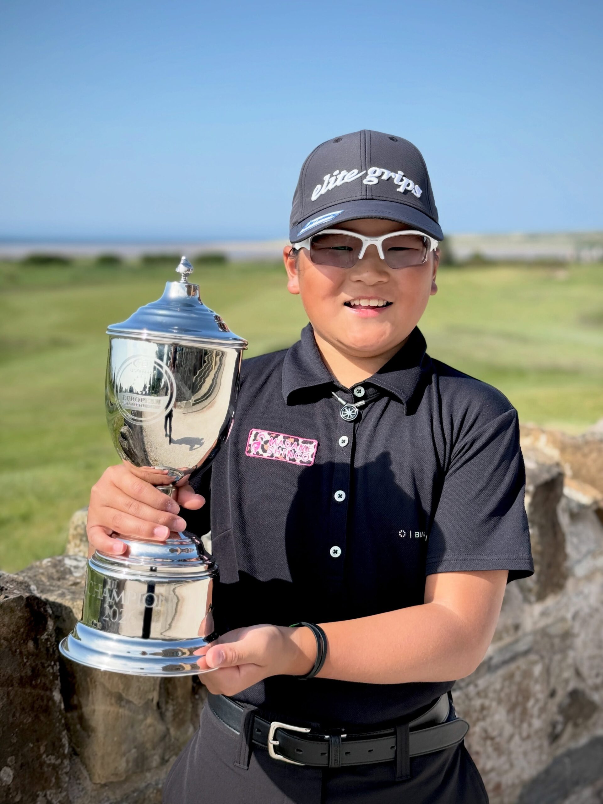 U.S. Kids Golf European Championship 2026の優勝トロフィーを持つ荒砂士道