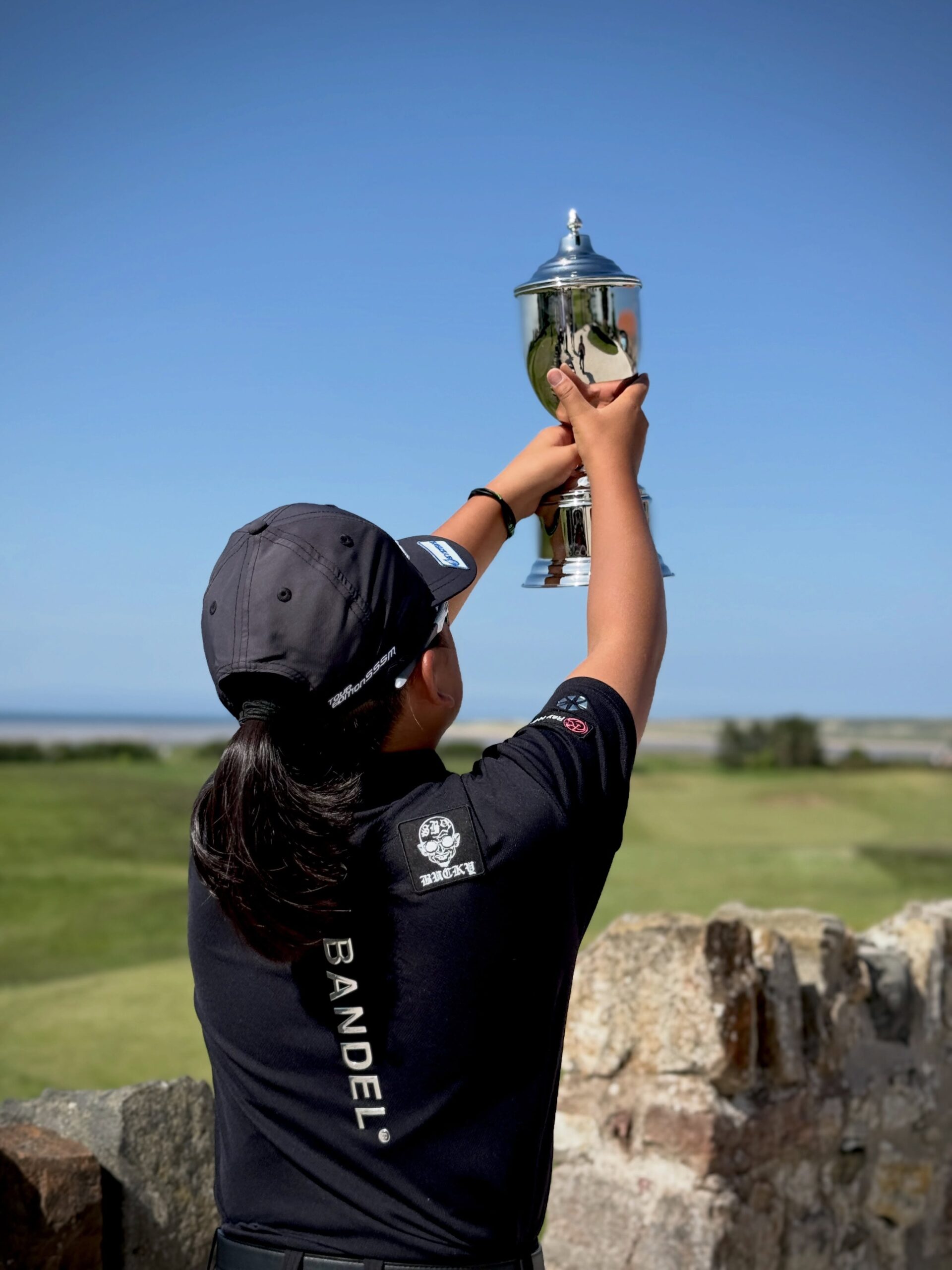 U.S. Kids Golf European Championship 2026のリンクスで優勝トロフィーを掲げる荒砂士道