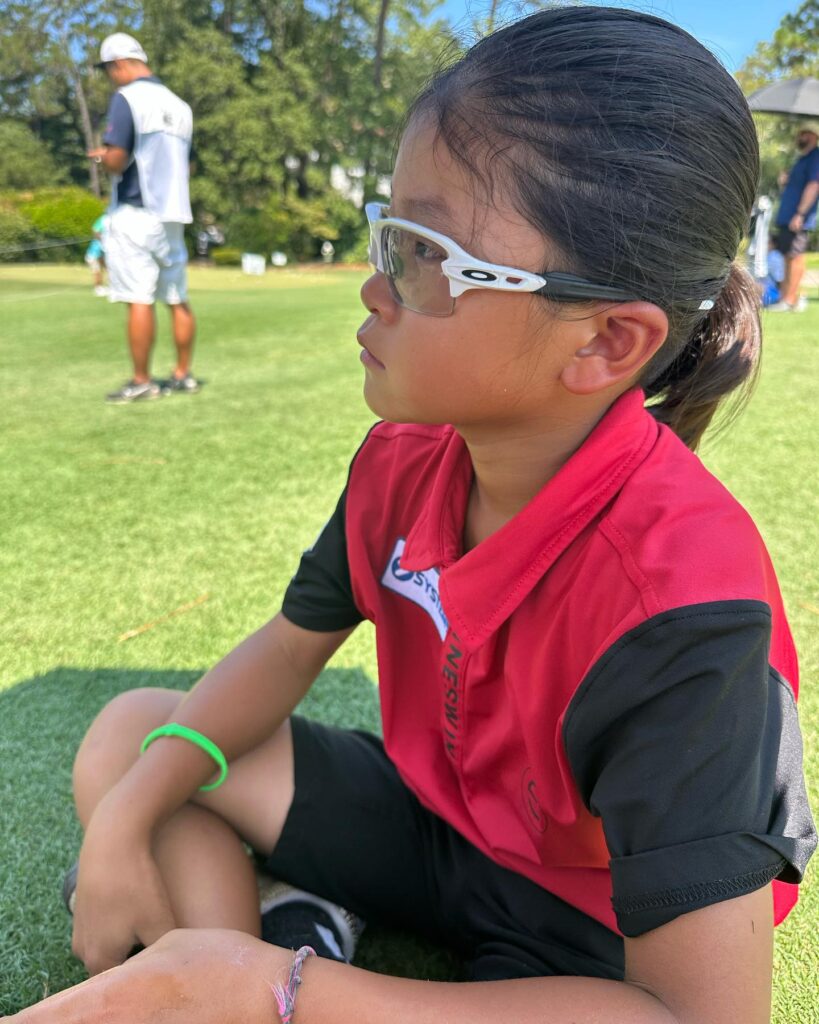 U.S. Kids Golf World Championship 2023の会場の芝生に座る荒砂士道